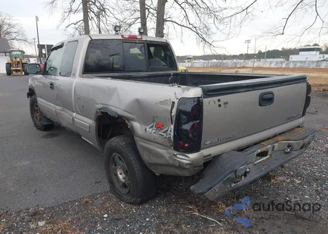 2000 Chevrolet Silverado 1500 Ls z USA, uszkodzony, nr VIN 1GCEK19T8YE155896